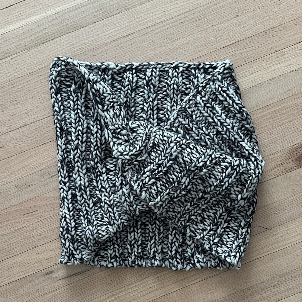 GAP knitted circle scarf Black and White